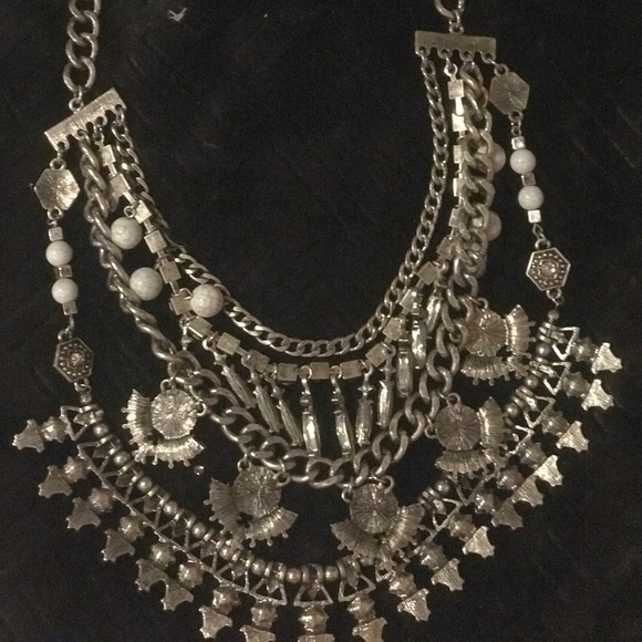 BAUBLE BAR STATEMENT NECKLACE - Picture 4 of 4